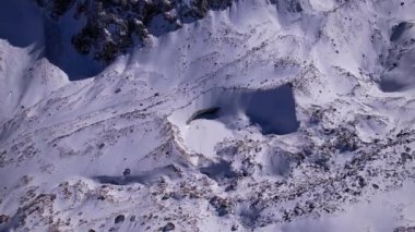 Dağlarda büyük bir buz dalgası dondu.