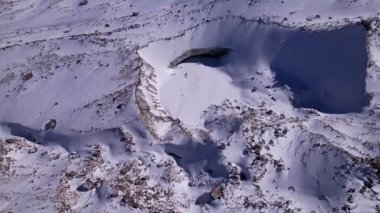 Dağlarda büyük bir buz dalgası dondu.