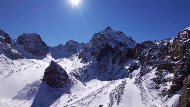 Drone uitzicht op de hoge besneeuwde toppen van Kazachstan — Stockvideo