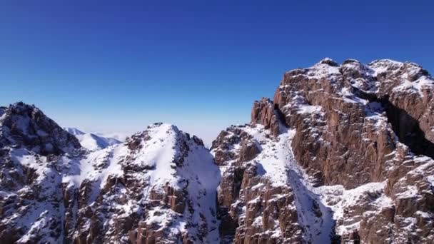 Drone uitzicht op de hoge besneeuwde toppen van Kazachstan — Stockvideo
