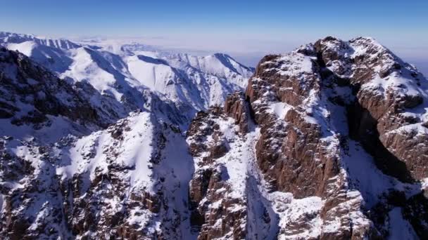 Drone uitzicht op de hoge besneeuwde toppen van Kazachstan — Stockvideo