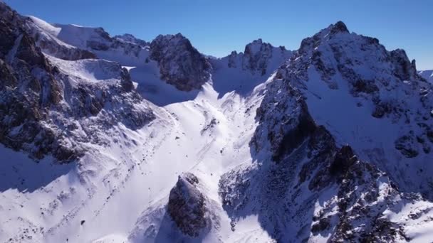 Drone uitzicht op de hoge besneeuwde toppen van Kazachstan — Stockvideo