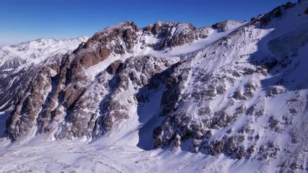 Drohnenblick auf die hohen schneebedeckten Gipfel Kasachstans — Stockvideo