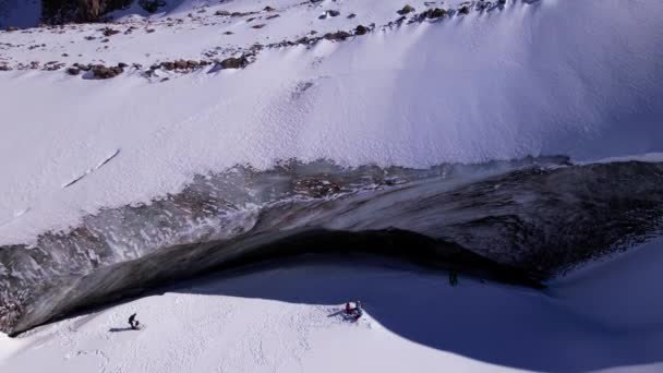 Un'enorme onda di ghiaccio congelata tra le montagne — Video Stock