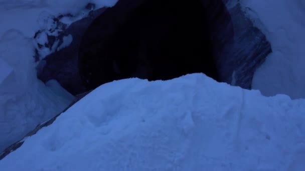 Descente dans une grotte de glace profonde. Le grimpeur descend — Video