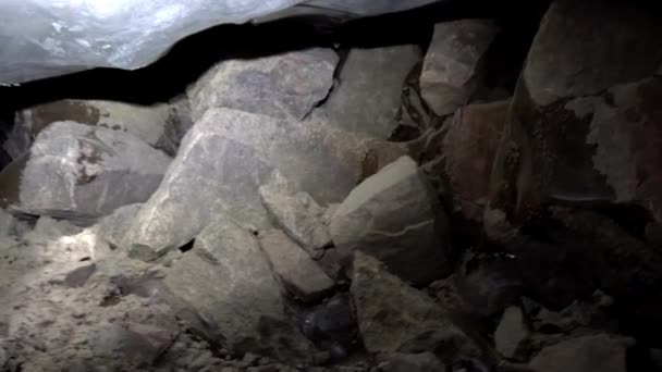 氷の洞窟の中を見て回る. — ストック動画
