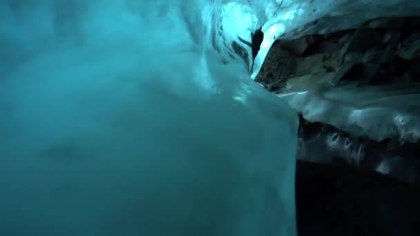 Μια παγωμένη σπηλιά απίστευτης ομορφιάς. — Αρχείο Βίντεο