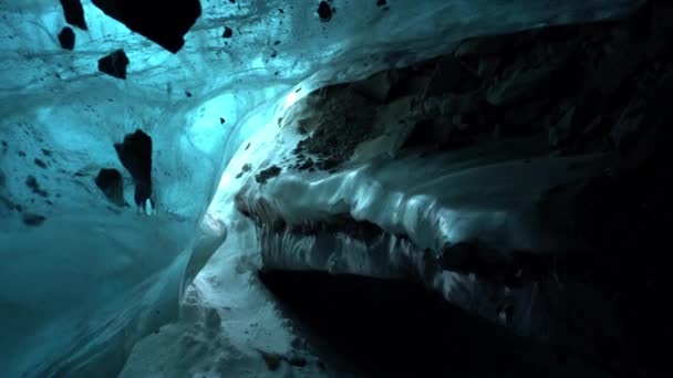 Una cueva de hielo de increíble belleza. — Vídeos de Stock