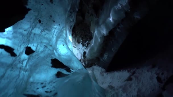 Una grotta di ghiaccio di incredibile bellezza. — Video Stock