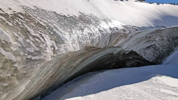 Un'enorme onda di ghiaccio congelata tra le montagne — Foto Stock