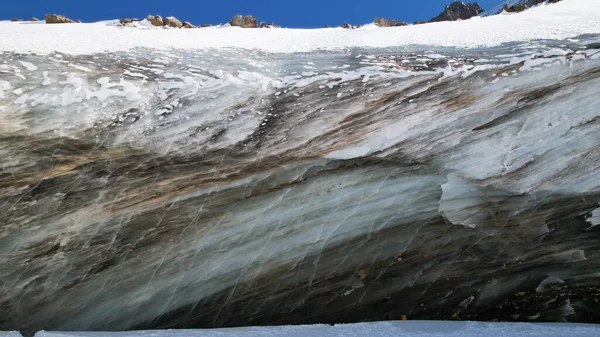 Un'enorme onda di ghiaccio congelata tra le montagne — Foto Stock