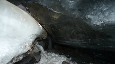 Buz mağarasında kayalar ve buz var..