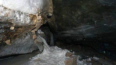 Buz mağarasında kayalar ve buz var..