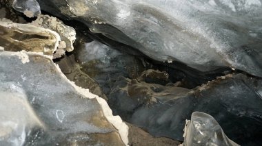 Buz mağarasında kayalar ve buz var..