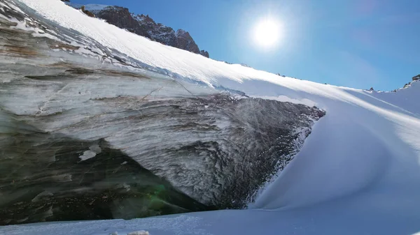 A huge ice wave froze in the mountains — Stock Photo, Image