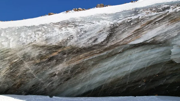 Un'enorme onda di ghiaccio congelata tra le montagne — Foto Stock