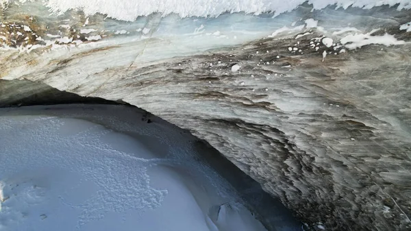 Ένα τεράστιο κύμα πάγου πάγωσε στα βουνά. — Φωτογραφία Αρχείου