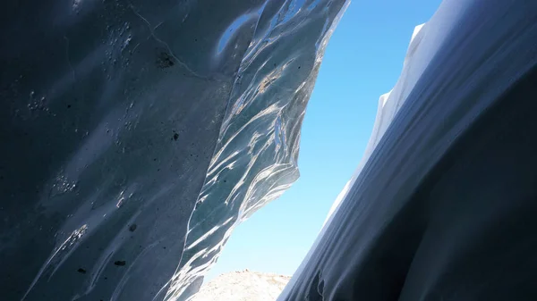 En stor spricka i isen. Ingången till grottan. — Stockfoto