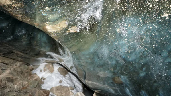 Há rochas e gelo dentro da caverna de gelo. — Fotografia de Stock