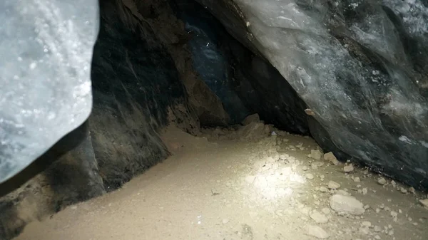 Υπάρχουν βράχοι και πάγος μέσα στη σπηλιά του πάγου.. — Φωτογραφία Αρχείου