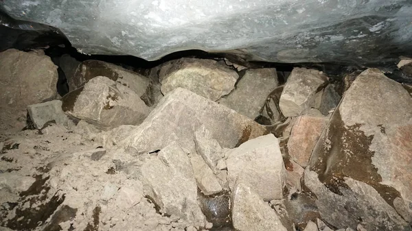Υπάρχουν βράχοι και πάγος μέσα στη σπηλιά του πάγου.. — Φωτογραφία Αρχείου