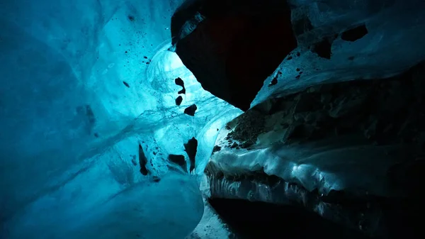 Lodowa jaskinia o niesamowitym pięknie. Gradient niebieski — Zdjęcie stockowe