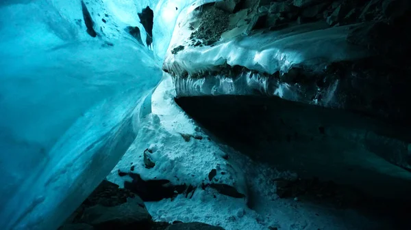 Una grotta di ghiaccio di incredibile bellezza. Gradiente blu — Foto Stock