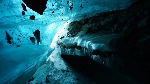 Eine Eishöhle von unglaublicher Schönheit. Blauer Gradient — Stockfoto