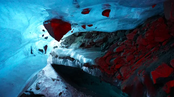 Una grotta di ghiaccio di incredibile bellezza. Gradiente blu — Foto Stock