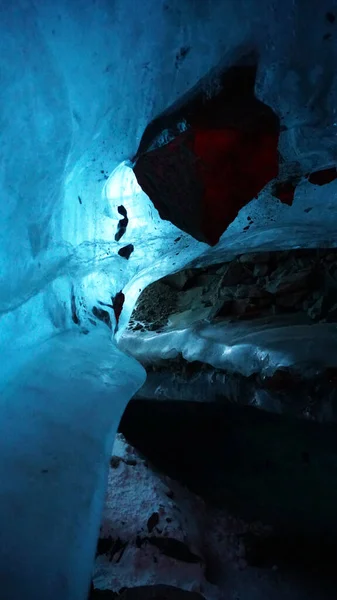 Lodowa jaskinia o niesamowitym pięknie. Gradient niebieski — Zdjęcie stockowe