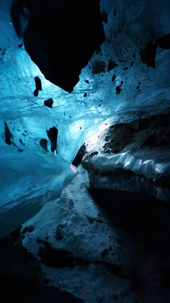 Une grotte de glace d'une beauté incroyable. Gradient bleu — Photo