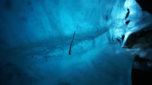 Uma caverna de gelo de incrível beleza. Gradiente azul — Fotografia de Stock