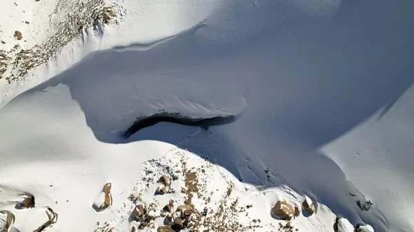 A huge crack in the ice. The entrance to the cave. — Stock Photo, Image