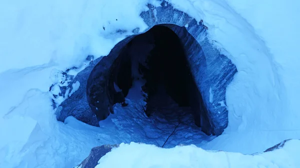 Κατεβείτε σε μια βαθιά σπηλιά πάγου. Ο ορειβάτης κατεβαίνει — Φωτογραφία Αρχείου