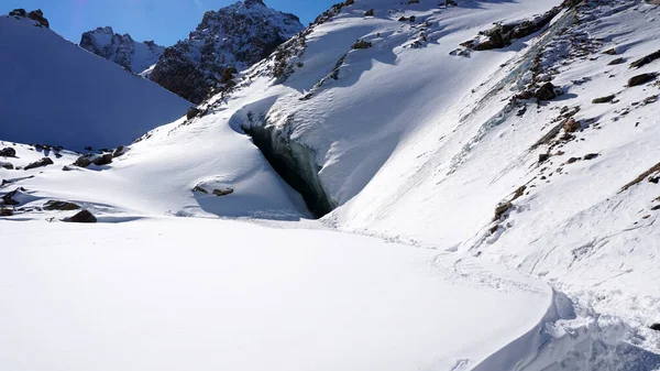 Un'enorme crepa nel ghiaccio. L'ingresso alla grotta. — Foto Stock