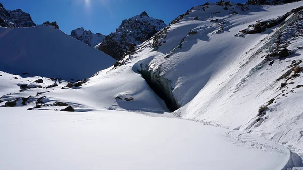 Un'enorme crepa nel ghiaccio. L'ingresso alla grotta. — Foto Stock