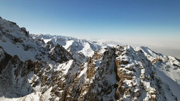 Вид с беспилотника на высокие снежные вершины Казахстана — стоковое фото