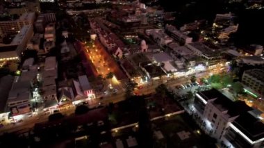 Deniz kıyısındaki akşam kenti. Yukarıdan görüntüle.