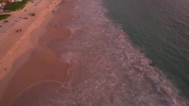 Kumsal manzaralı turuncu gün batımı