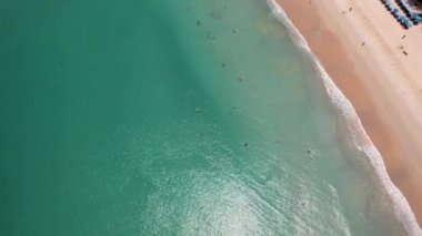 Phuket adasının kar beyazı Kata plajı..