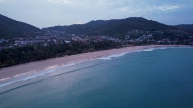 Phuket adasında şafak sökerken. Kata Sahili.