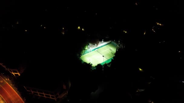 Bazı insanlar geceleri sahada tenis oynarlar.. — Stok video