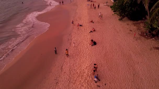 Oranje zonsondergang met uitzicht op het strand — Stockvideo