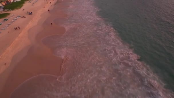 橙色夕阳西下，可以看到海滩 — 图库视频影像