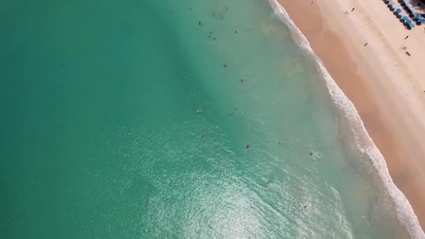 Белоснежный пляж Ката острова Пхукет. — стоковое видео