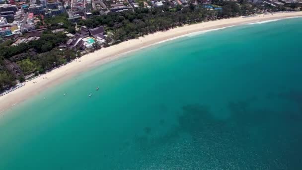 Śnieżnobiała plaża Kata wyspy Phuket. — Wideo stockowe