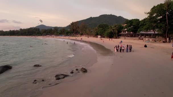 Um grupo de pessoas estava em um círculo na praia — Vídeo de Stock