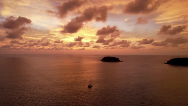 Luxe jacht bij zonsondergang met uitzicht op het eiland. — Stockvideo