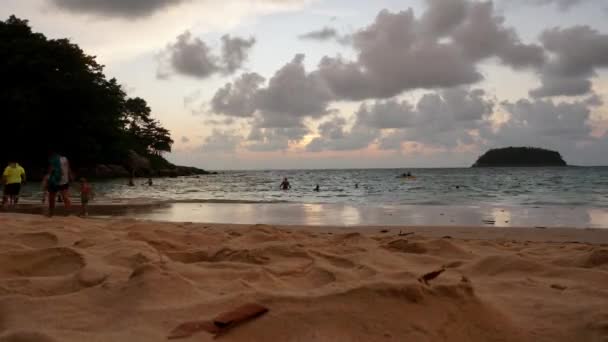 Timelapse kilátással a strandra, naplemente, tenger. — Stock videók