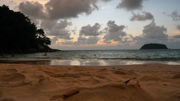 Widok na plażę o zachodzie słońca, morze i chmury. — Zdjęcie stockowe